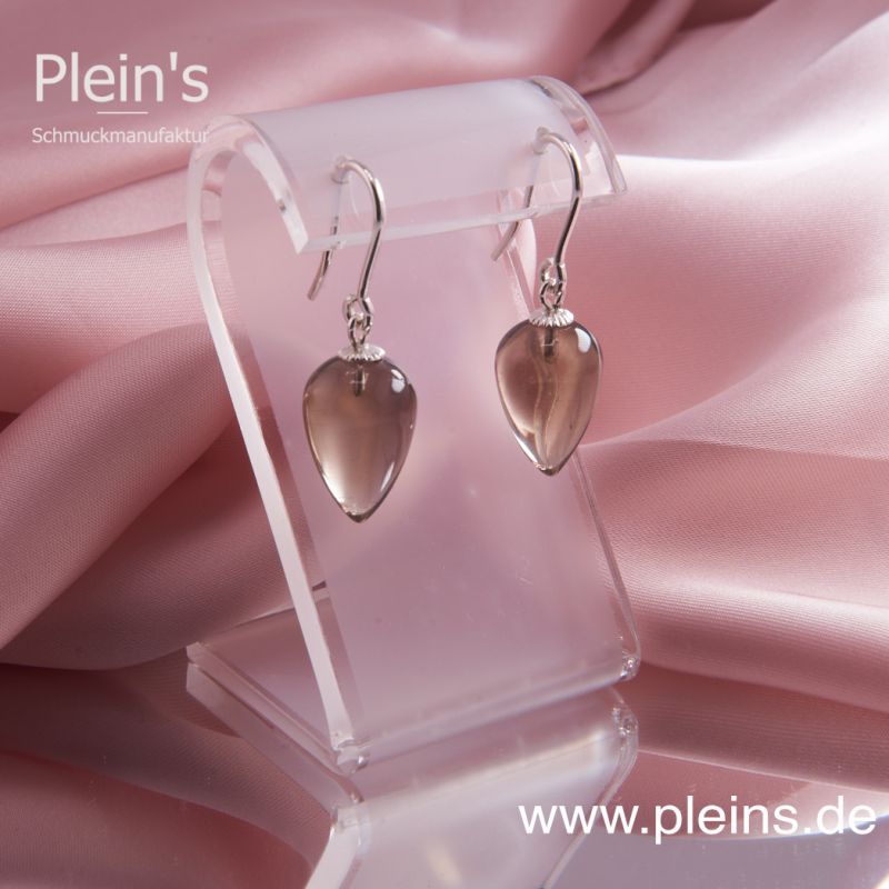 Preview: Pendel Ohrringe mit Rauchquarz Pendel und Silber Ohrhängern hängend.